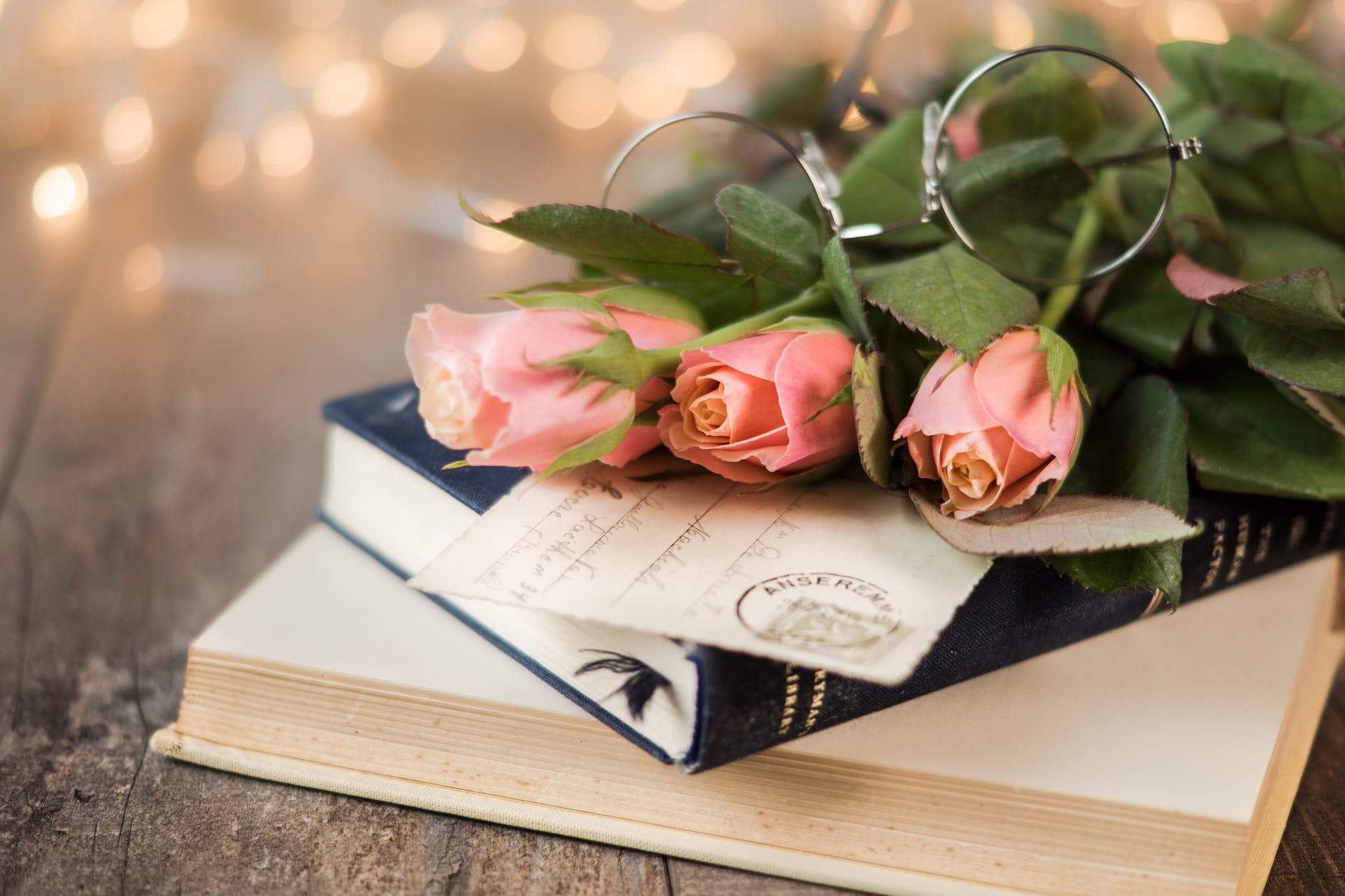 libros, cartas y rosas