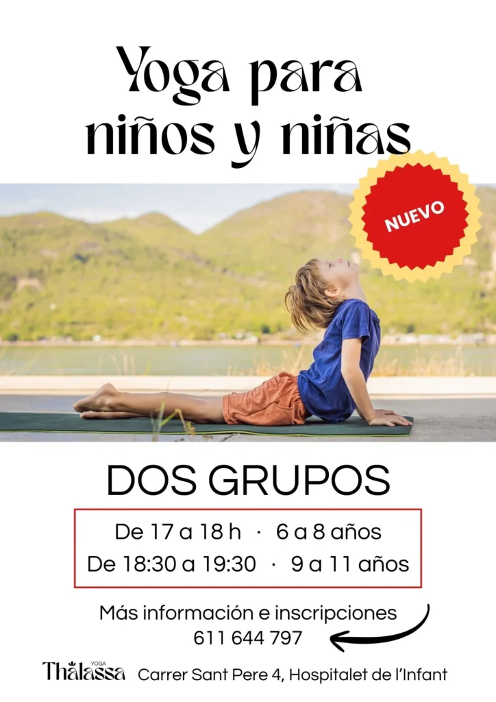 un niño practicando yoga en el exterior con montañas de fondo